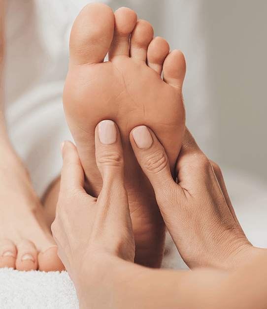 Refleksologia stóp ukazana poprzez masaż refleksów lewej stopy
