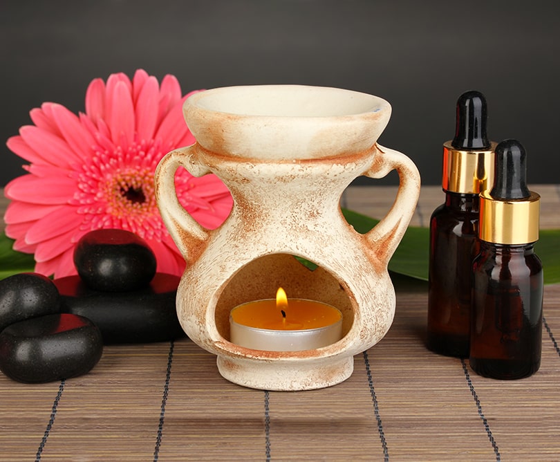 Aromaterapia w toku - kociołek ze świeczką podgrzewający olejek eteryczny