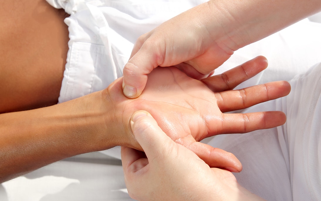 Refleksologia dłoni prezentowana poprzez masaż śródręczna
